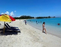 Como La Habana registra muy pocos casos diarios, este viernes el gobierno autorizó la primera de tres fases de desconfinamiento en la capital cubana. EFE/E. Mastrascusa