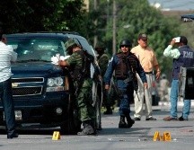 Elementos de seguridad aseguraron armas de fuego, cartuchos y cargadores, así como dos vehículos con reporte de robo. EFE/M. Esquivel