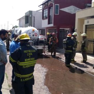 Gas se fuga de pipa y huyen despachadores, en Parques de Tlaquepaque