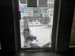 Para cometer el hurto el hombre rompe un cristal del establecimiento y entra al lugar. ESPECIAL/Policía de Guadalajara