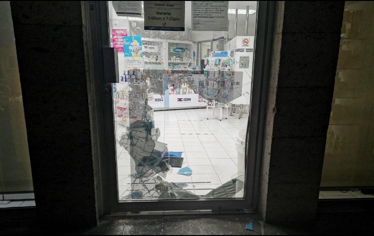 Para cometer el hurto el hombre rompe un cristal del establecimiento y entra al lugar. ESPECIAL/Policía de Guadalajara
