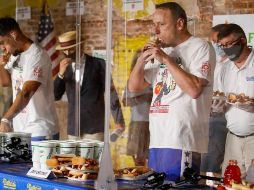 Joey Chestnut y Miki Sudo repitieron como campeones de las divisiones masculina y femenina, respectivamente. AP/J. Minchillo