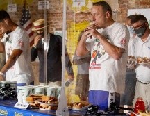 Joey Chestnut y Miki Sudo repitieron como campeones de las divisiones masculina y femenina, respectivamente. AP/J. Minchillo