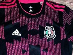 De color negro y con vivos rosa mexicano, el nuevo uniforme sustituiría el uniforme negro con blanco que tiene actualmente el conjunto nacional. TWITTER / @EleteTSC
