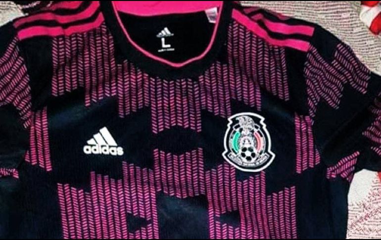 De color negro y con vivos rosa mexicano, el nuevo uniforme sustituiría el uniforme negro con blanco que tiene actualmente el conjunto nacional. TWITTER / @EleteTSC