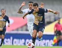 Yoshimar Yotún y Juan Dinenno se disputan el balón durante el juego de la jornada 2 de la fase de grupos de la Copa GNP Por México. IMAGO 7/I. Espinosa