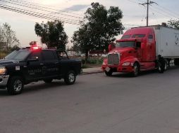 El chofer del tráiler declaró que había sido amenazado con un arma de fuego para entregar el vehículo. ESPECIAL
