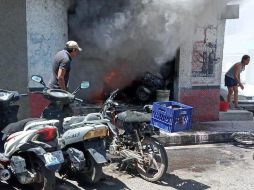 Los agresores dispararon contra el taller y después le prendieron fuego. TWITTER/PeriodistaChava