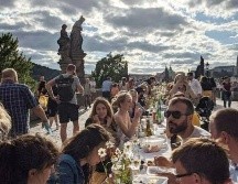 La gente de la capital Checa volvió a ocupar sus calles para celebrar. ESPECIAL/Z. Bergman