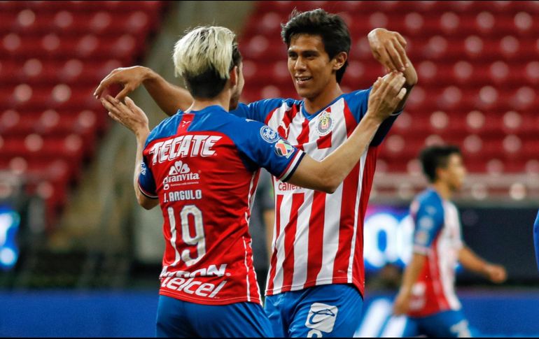 Con goles de José Juan Macías (frente) y Jesús Angulo (espaldas) Chivas obtuvo la victoria y se puso a la cabeza del Grupo 2 con tres puntos. IMAGO7