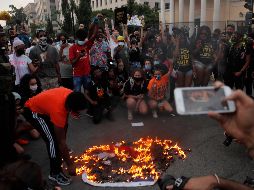 En ciudades como Washington DC, Los Ángeles, Chicago y Nueva York quemaron banderas de Estados Unidos. AP / M. Alerruzzo