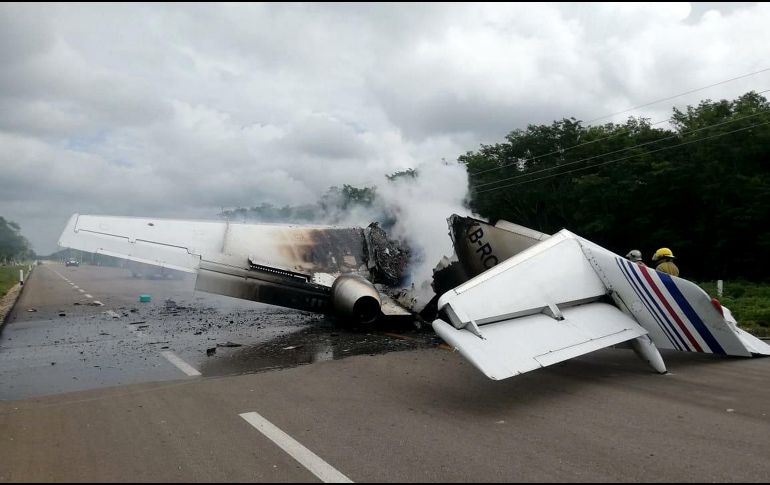 El jet se incendió sobre el tramo carretero Chunhuhub–José María Morelos. EFE /
