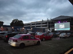 Espectadores en sus vehículos en la arena Ciudad de México. EFE/M.Rubalcava