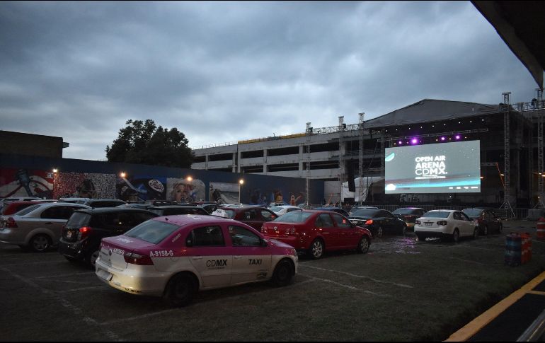 Espectadores en sus vehículos en la arena Ciudad de México. EFE/M.Rubalcava