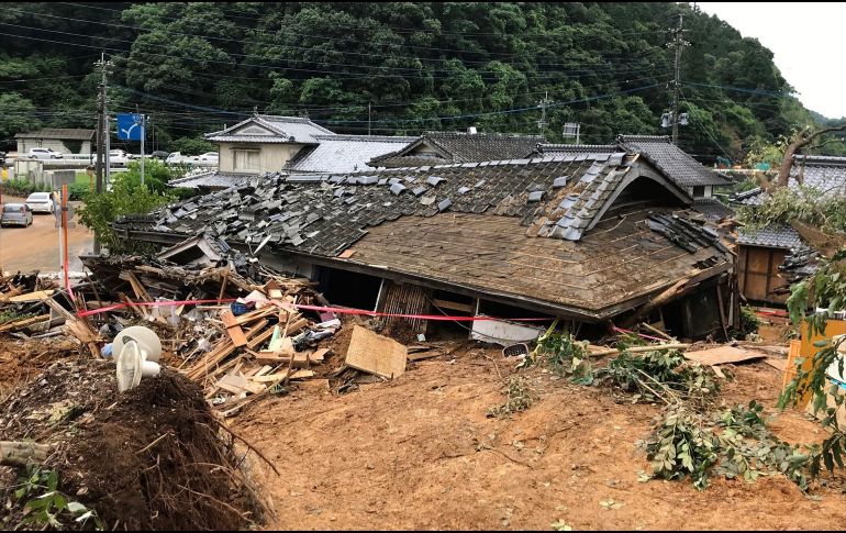 Una vivienda colapsada tras un deslave en  Ashikita, en la prefectura de  Kumamoto. AFP/JIJI PRESS