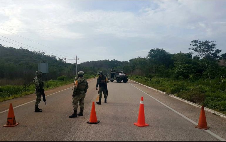 Este domingo se registró el aterrizaje de la aeronave que se incendió sobre la carretera que comunica a Chunhuhub y José María Morelos, Quintana Roo. EFE