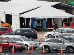 Precaución. Decenas de automovilistas se realizan pruebas del virus en Florida.  AP