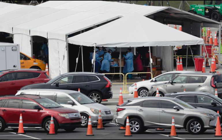 Precaución. Decenas de automovilistas se realizan pruebas del virus en Florida.  AP