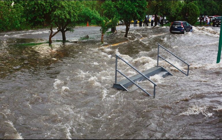 CONSTANTE. Las principales vías de la ciudad repletas de agua son comunes en época de lluvias.  EL INFORMADOR • G. GALLO