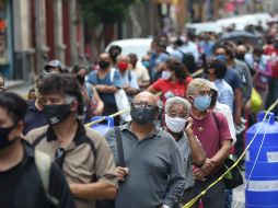 Se formaron largas filas para pasar por los filtros sanitarios. EFE/S. Gutiérrez