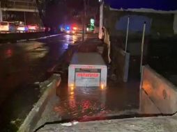 El camión de paquetería cayó en un socavón en avenida López Mateos que había sido reportado en redes sociales desde el año pasado. ESPECIAL