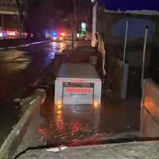 Inundación y socavón en La Calma dejan varado un camión de paquetería