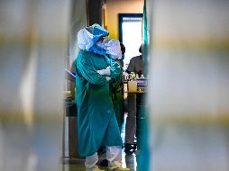López Obrador agradeció al personal de salud el estar atendiendo a enfermos de COVID-19 arriesgando su vida para salvar la de otros. AFP / ARCHIVO