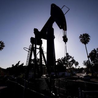 El petróleo registra leves pérdidas antes de informe de reservas en EU