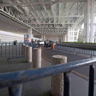 Ponen vallas de seguridad y sanitizan AICM previo a llegada de AMLO