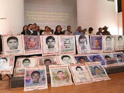 Anuncian que el próximo viernes habrá una reunión en Palacio Nacional entre los padres de los normalistas y el Presidente para detallar los avances del caso. EFE/ARCHIVO