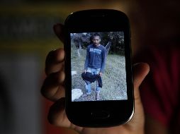 Una imagen de Christian Alfonso Rodríguez Telumbre mostrada en celular por su madrina. El estudiante tenía 19 años cuando desapareció. AP/ARCHIVO