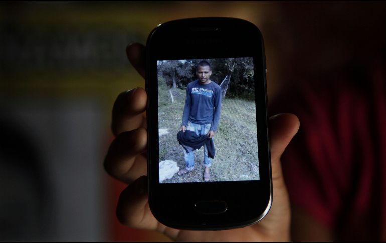 Una imagen de Christian Alfonso Rodríguez Telumbre mostrada en celular por su madrina. El estudiante tenía 19 años cuando desapareció. AP/ARCHIVO