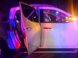 Autoridades localizaron cuatro impactos de arma de fuego en la camioneta y cinco cartuchos a poca distancia de la unidad. ESPECIAL