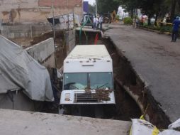 Los tripulantes del vehículo lograron salir ilesos, pero fue inevitable el hundimiento. ESPECIAL/Bomberos de Zapopan