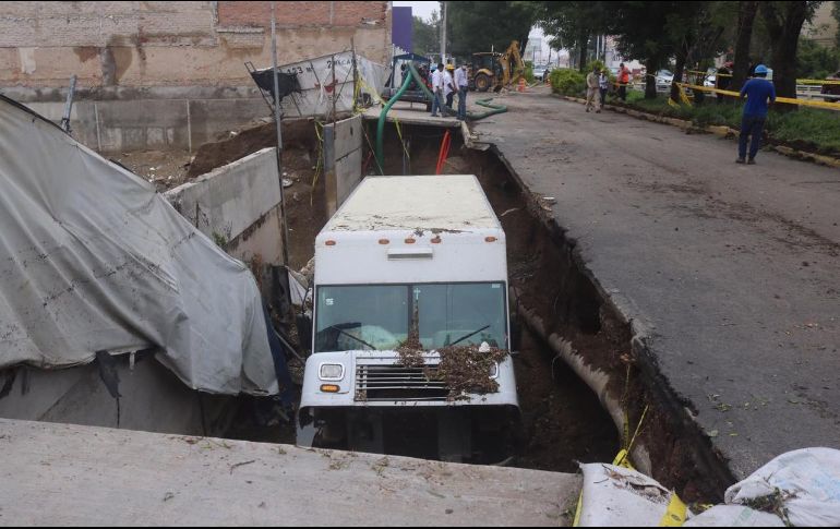 Los tripulantes del vehículo lograron salir ilesos, pero fue inevitable el hundimiento. ESPECIAL/Bomberos de Zapopan