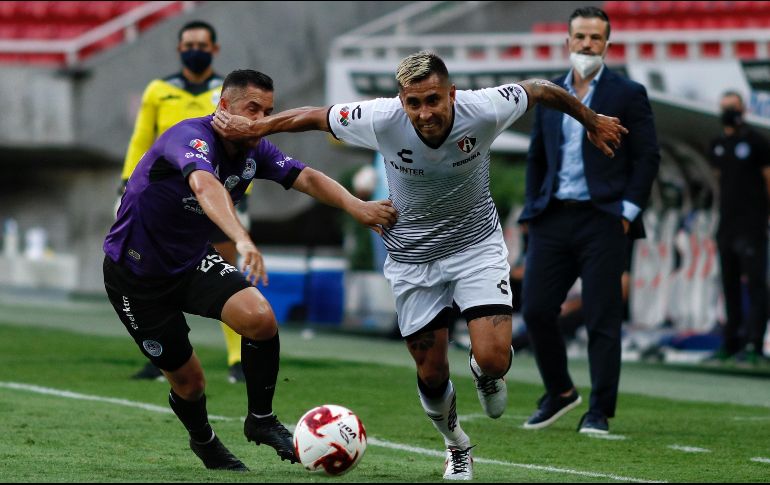 Israel Jiménez y Jesus Isijara se disputan el balón durante el juego de la jornada 3 de la fase de grupos de la Copa GNP Por México. IMAGO 7