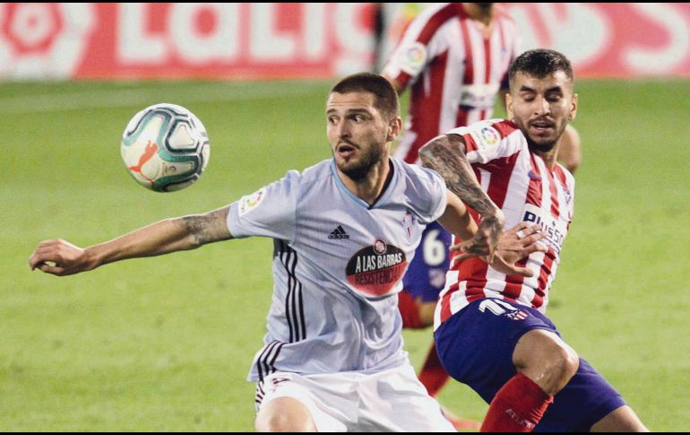 LUCHA. Atlético y Celta dieron una auténtica batalla sobre el césped de Balaídos. EFE