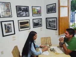 NUEVO ESPACIO. La gente disfruta de la cafetería El Santuario de la Bicicleta, rodeados de distintas obras fotográficas. CORTESÍA