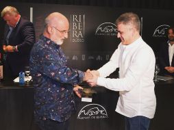 GANADOR. Marcelo Luján (camisa blanca) recibe el Premio de Narrativa Breve Ribera del Duero durante una ceremonia en España. CORTESÍA