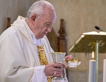 El Papa ofreció una misa en la capilla Santa Marta, con un número limitado de asistentes por la pandemia. AFP /