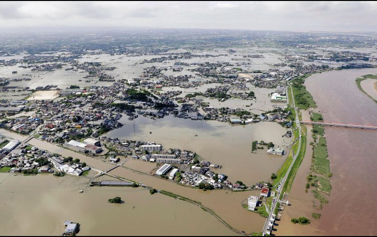 Al menos 80 mil rescatistas ya han sido desplegados para rescatar a los sobrevivientes varados por inundaciones y deslizamientos de tierra. AP /