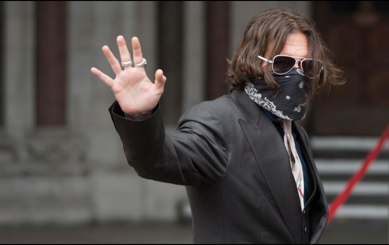 Johnny Depp llega  a declarar a la audiencia judicial en Reino Unido usando un cubrebocas negro. EFE / N. Hall