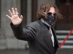 Johnny Depp llega  a declarar a la audiencia judicial en Reino Unido usando un cubrebocas negro. EFE / N. Hall