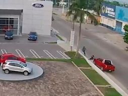 Los hechos, ocurridos el lunes pasado, quedaron grabados por cámaras de seguridad de una agencia de vehículos. TWITTER / @JorgeFaibre