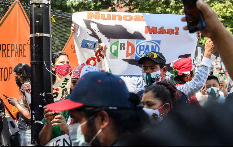 Seguidores de López Obrador también se han congregado en las inmediaciones de la Casa Blanca. AFP/N. Kamm