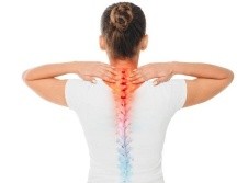 Una mala postura puede acarrear dolor en distintas zonas de la espalda. GETTY IMAGES