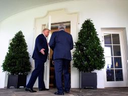 Donald Trump y Andrés Manuel López Obrador luego de dar una declaración ante la prensa este miércoles. EFE/A. Drago