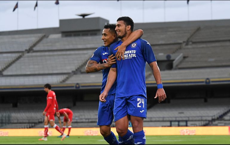 Yoshimar Yotún y Juan Escobar festejan el gol anotado al minuto 45. IMAGO 7