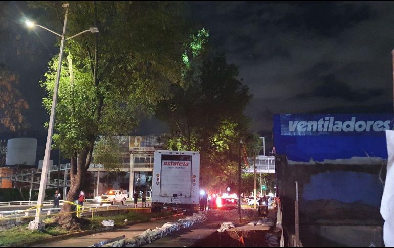 Al principio se utilizó una grúa para 60 toneladas, pero debieron cambiarla por una de mayor carga. ESPECIAL/Bomberos Zapopan