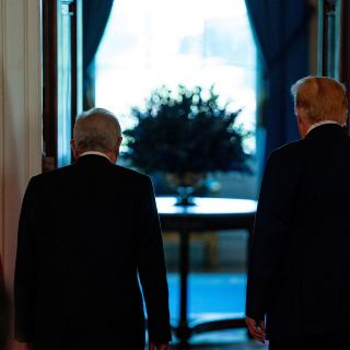 López Obrador inicia regreso a México; llega al aeropuerto con cubrebocas